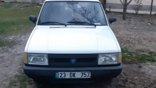 Elini kolunu sallayarak geldi, aracı çalıp gitti