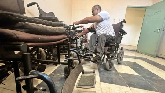 Engelli usta, evinin bodrumuna kurduğu atölye ile engellilerin eli ayağı oldu
