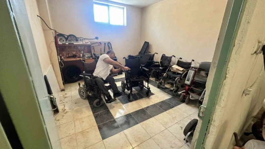 Engelli usta, evinin bodrumuna kurduğu atölye ile engellilerin eli ayağı oldu
