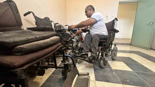 Engelli usta, evinin bodrumuna kurduğu atölye ile engellilerin eli ayağı oldu