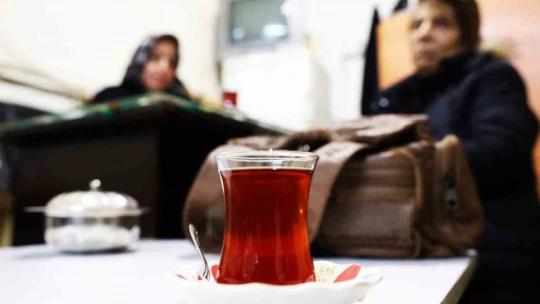 Eşi öldü, kadın haliyle çay ocağının başına geçti