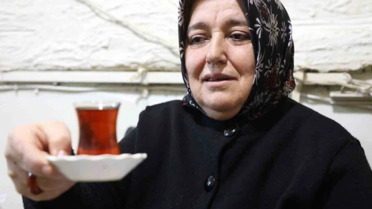 Eşi öldü, kadın haliyle çay ocağının başına geçti