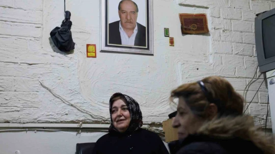 Eşi öldü, kadın haliyle çay ocağının başına geçti