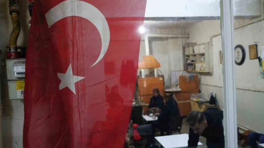 Eşi öldü, kadın haliyle çay ocağının başına geçti