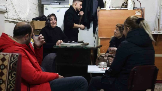 Eşi öldü, kadın haliyle çay ocağının başına geçti