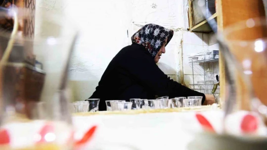 Eşi öldü, kadın haliyle çay ocağının başına geçti