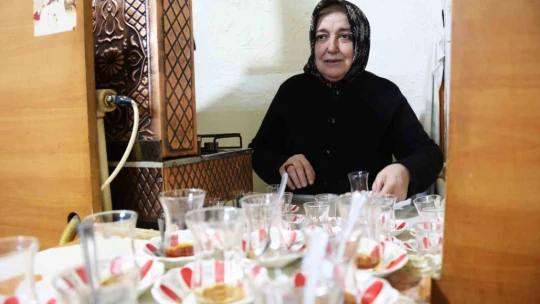 Eşi öldü, kadın haliyle çay ocağının başına geçti