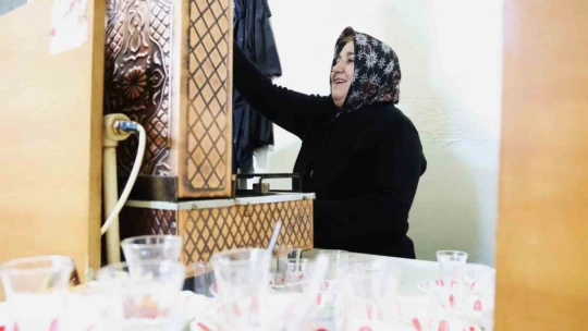 Eşi öldü, kadın haliyle çay ocağının başına geçti