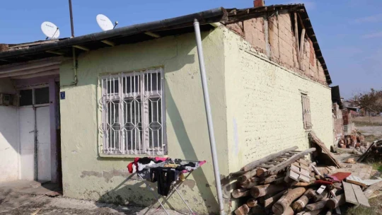 Eşi terk etti, kumasının çocuklarına sahip çıktı, barakada yaşama tutunmaya çalışıyor