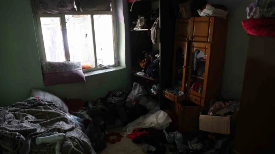 Eşi terk etti, kumasının çocuklarına sahip çıktı, barakada yaşama tutunmaya çalışıyor