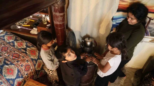 Eşi terk etti, kumasının çocuklarına sahip çıktı, barakada yaşama tutunmaya çalışıyor