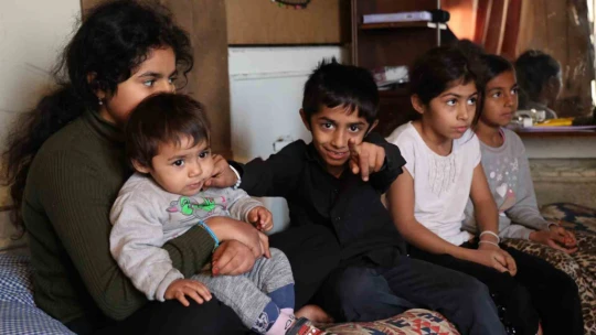 Eşi terk etti, kumasının çocuklarına sahip çıktı, barakada yaşama tutunmaya çalışıyor