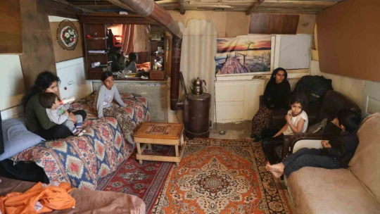 Eşi terk etti, kumasının çocuklarına sahip çıktı, barakada yaşama tutunmaya çalışıyor