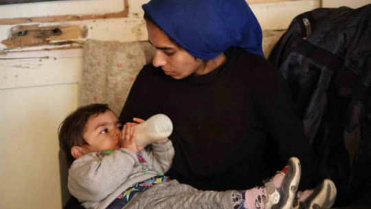 Eşi terk etti, kumasının çocuklarına sahip çıktı, barakada yaşama tutunmaya çalışıyor