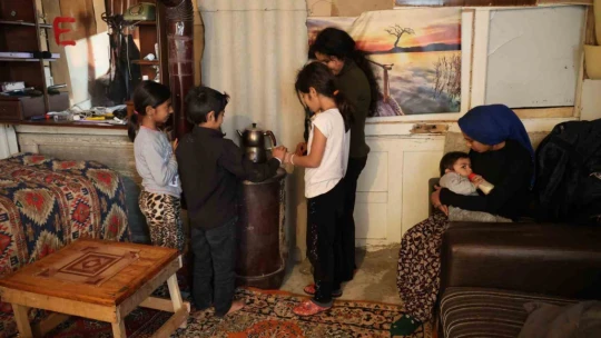 Eşi terk etti, kumasının çocuklarına sahip çıktı, barakada yaşama tutunmaya çalışıyor