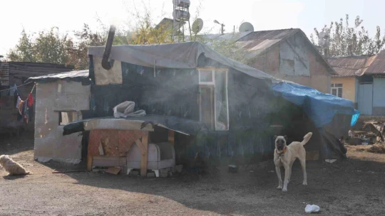 Eşi terk etti, kumasının çocuklarına sahip çıktı, barakada yaşama tutunmaya çalışıyor