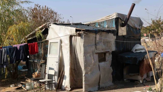 Eşi terk etti, kumasının çocuklarına sahip çıktı, barakada yaşama tutunmaya çalışıyor