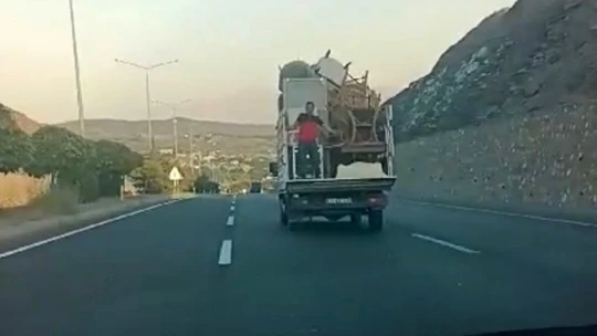 Eşya yüklü kamyonetin arkasında tehlikeli yolculuk