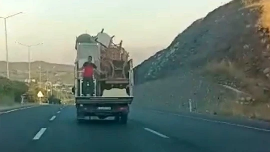 Eşya yüklü kamyonetin arkasında tehlikeli yolculuk