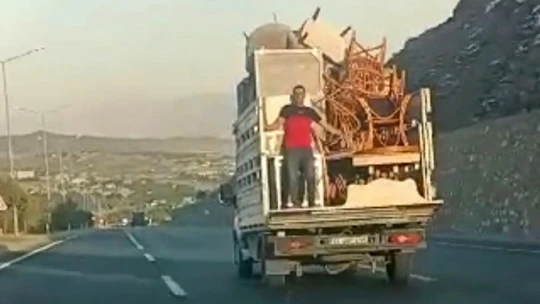 Eşya yüklü kamyonetin arkasında tehlikeli yolculuk