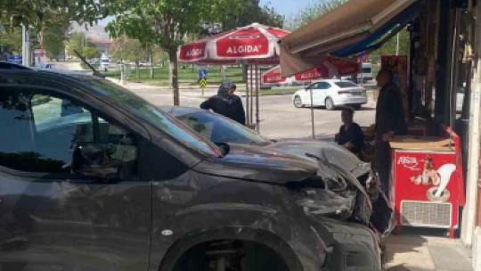 Evde kalp krizi geçiren ve hastaneye götürülürken kaza geçiren kadın kurtarılamadı
