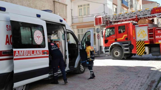 Evde uyuya kalan gençler, ekipleri seferber etti