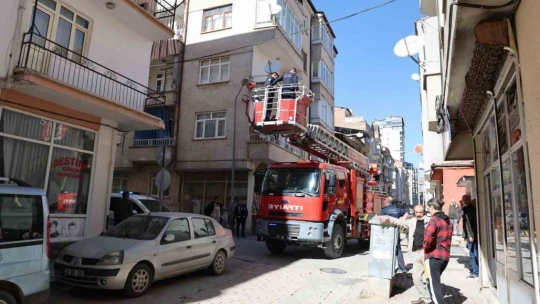 Evde uyuya kalan gençler, ekipleri seferber etti