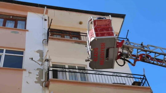 Evde uyuya kalan gençler, ekipleri seferber etti