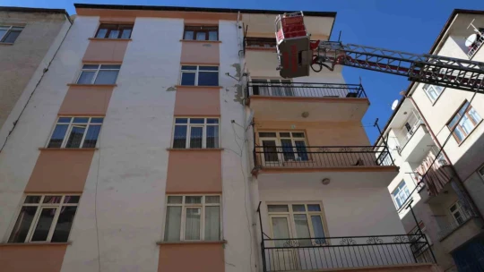Evde uyuya kalan gençler, ekipleri seferber etti