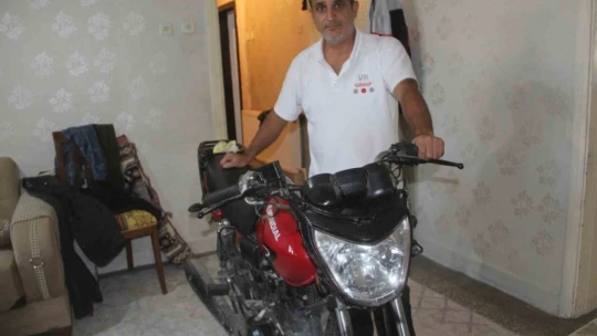 Evin içerisindeki motosikletin hikayesini duyan şaşırıyor