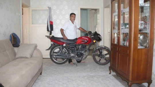 Evin içerisindeki motosikletin hikayesini duyan şaşırıyor
