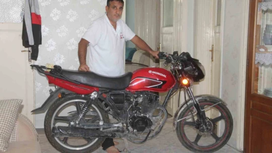 Evin içerisindeki motosikletin hikayesini duyan şaşırıyor