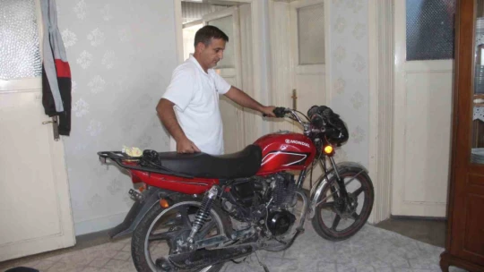 Evin içerisindeki motosikletin hikayesini duyan şaşırıyor