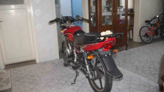 Evin içerisindeki motosikletin hikayesini duyan şaşırıyor