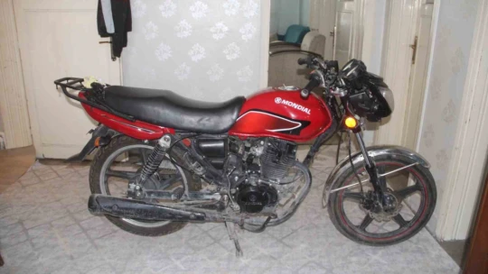 Evin içerisindeki motosikletin hikayesini duyan şaşırıyor