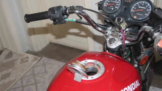 Evin içerisindeki motosikletin hikayesini duyan şaşırıyor