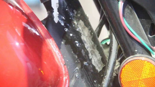 Evin içerisindeki motosikletin hikayesini duyan şaşırıyor