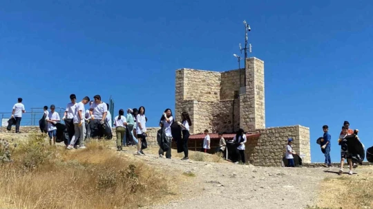 Farkındalık için çöp toplayan miniklerden büyüklerine çağrı: ''Herkes sigarayı bıraksa, böyle izmarit olmaz ve çevre tertemiz olur''