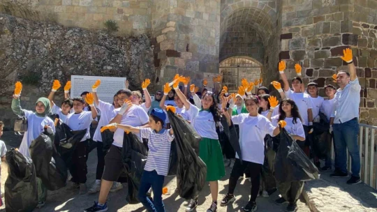 Farkındalık için çöp toplayan miniklerden büyüklerine çağrı: ''Herkes sigarayı bıraksa, böyle izmarit olmaz ve çevre tertemiz olur''