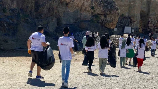 Farkındalık için çöp toplayan miniklerden büyüklerine çağrı: ''Herkes sigarayı bıraksa, böyle izmarit olmaz ve çevre tertemiz olur''