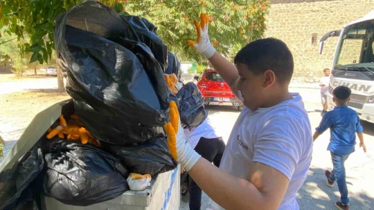 Farkındalık için çöp toplayan miniklerden büyüklerine çağrı: ''Herkes sigarayı bıraksa, böyle izmarit olmaz ve çevre tertemiz olur''