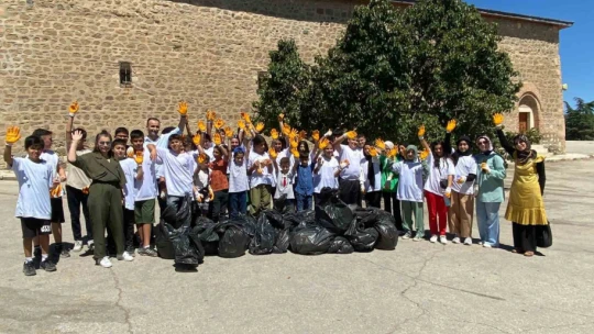 Farkındalık için çöp toplayan miniklerden büyüklerine çağrı: ''Herkes sigarayı bıraksa, böyle izmarit olmaz ve çevre tertemiz olur''