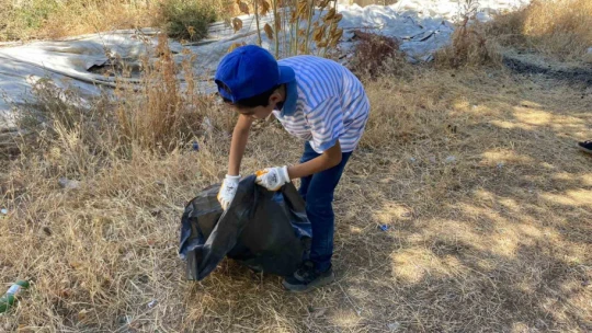 Farkındalık için çöp toplayan miniklerden büyüklerine çağrı: ''Herkes sigarayı bıraksa, böyle izmarit olmaz ve çevre tertemiz olur''