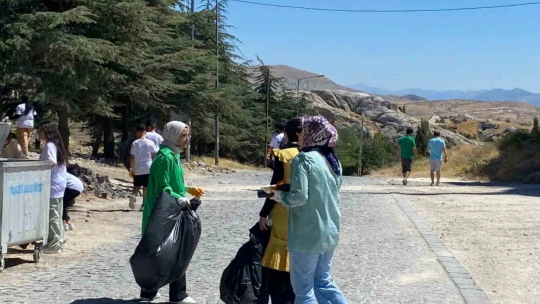Farkındalık için çöp toplayan miniklerden büyüklerine çağrı: ''Herkes sigarayı bıraksa, böyle izmarit olmaz ve çevre tertemiz olur''