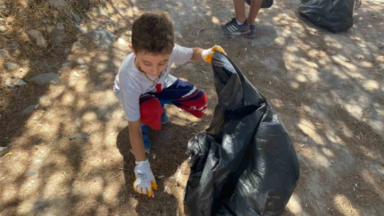 Farkındalık için çöp toplayan miniklerden büyüklerine çağrı: ''Herkes sigarayı bıraksa, böyle izmarit olmaz ve çevre tertemiz olur''