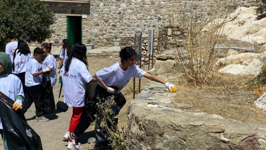 Farkındalık için çöp toplayan miniklerden büyüklerine çağrı: ''Herkes sigarayı bıraksa, böyle izmarit olmaz ve çevre tertemiz olur''