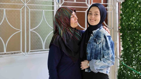 Fedakar anne, böbreğini vererek kızını yeniden hayata bağladı