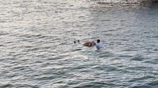 Feribottan suya düşen kadın kurtarıldı