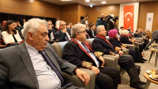 Fethi Sekin Şehir Hastanesi'nde akademik yükselme ve cübbe töreni