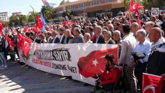 Filistin'e destek için yüzlerce kişi meydanı doldurdu
